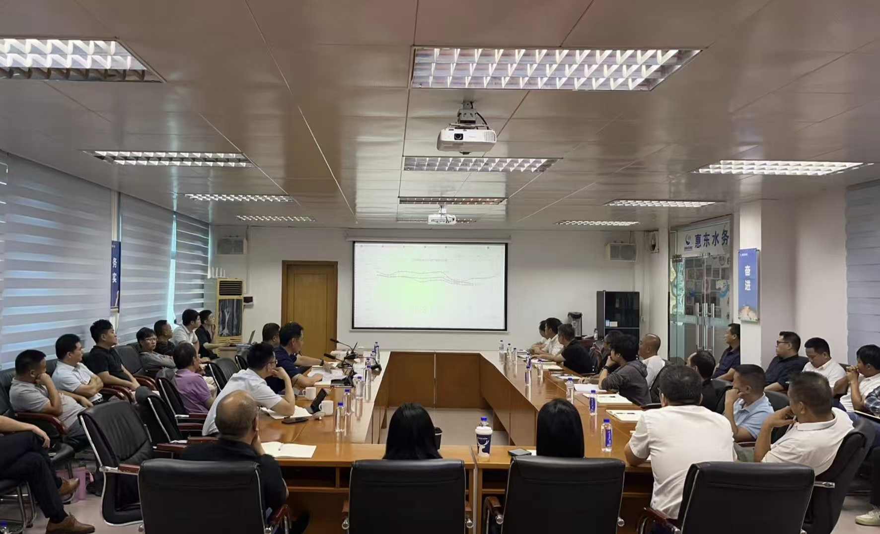 使命在肩，全力冲刺六十天——惠东海洋之神召开2025 年 10 月谋划剖析会 ，安排年度目的攻坚